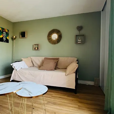 Port Apartment *